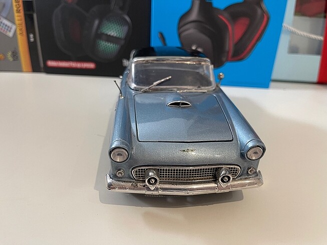 Beden 1956 FORD THUNDERBIRD 1:18