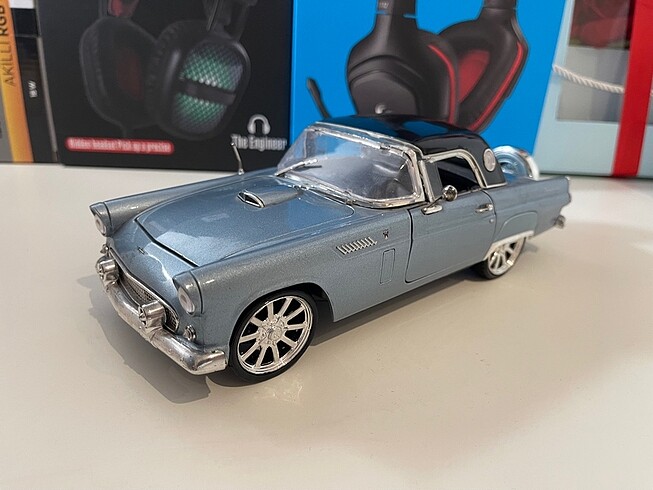 Beden Renk 1956 FORD THUNDERBIRD 1:18
