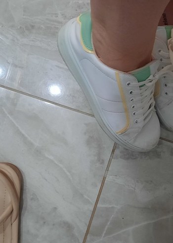 Beyaz Bağcıklı Pastel Sneaker