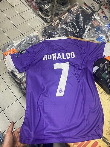 Ronaldo yazılı şortlu takım
