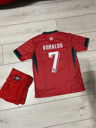 Ronaldo yazılı şortlu takım