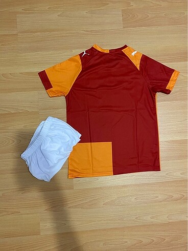 11-12 Yaş Beden kırmızı Renk 5 yıldız Galatasaray şortlu forma