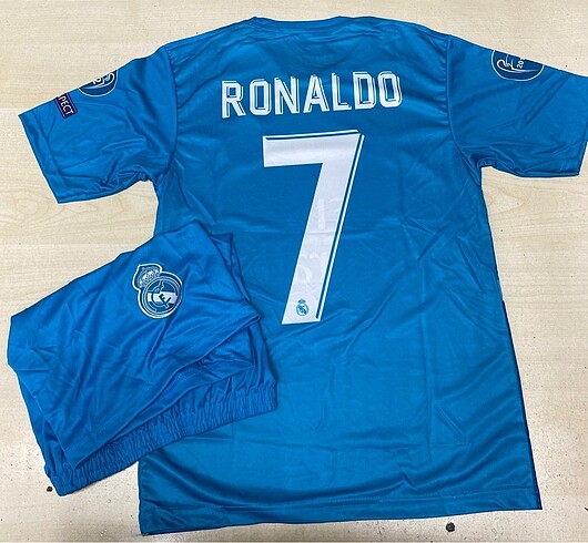 Ronaldo yazılı şortlu takım