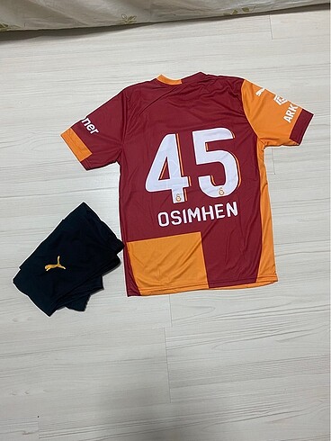Osımhen yazılı Galatasaray şortlu takım