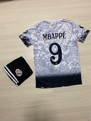 Mbappe yazılı real Madrid şortlu takım