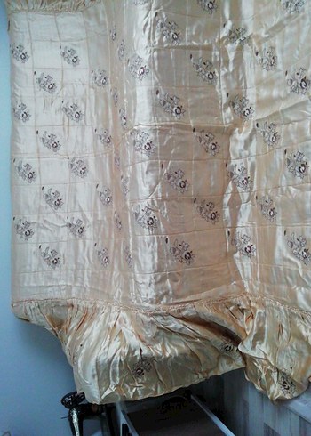 İşlemeli Parlak Bej Yatak Örtüsü - Görsel 2