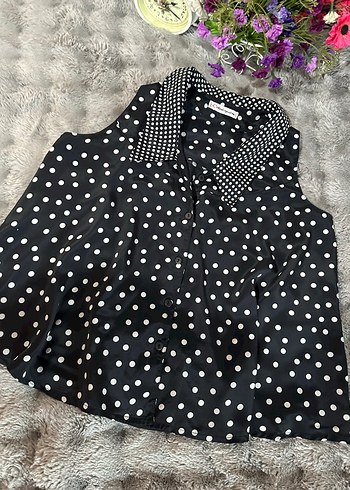 Puantiye Desenli Siyah Kolsuz Bluz - Görsel 3