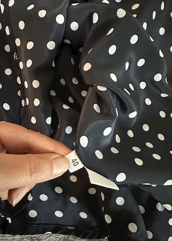 Puantiye Desenli Siyah Kolsuz Bluz - Görsel 4