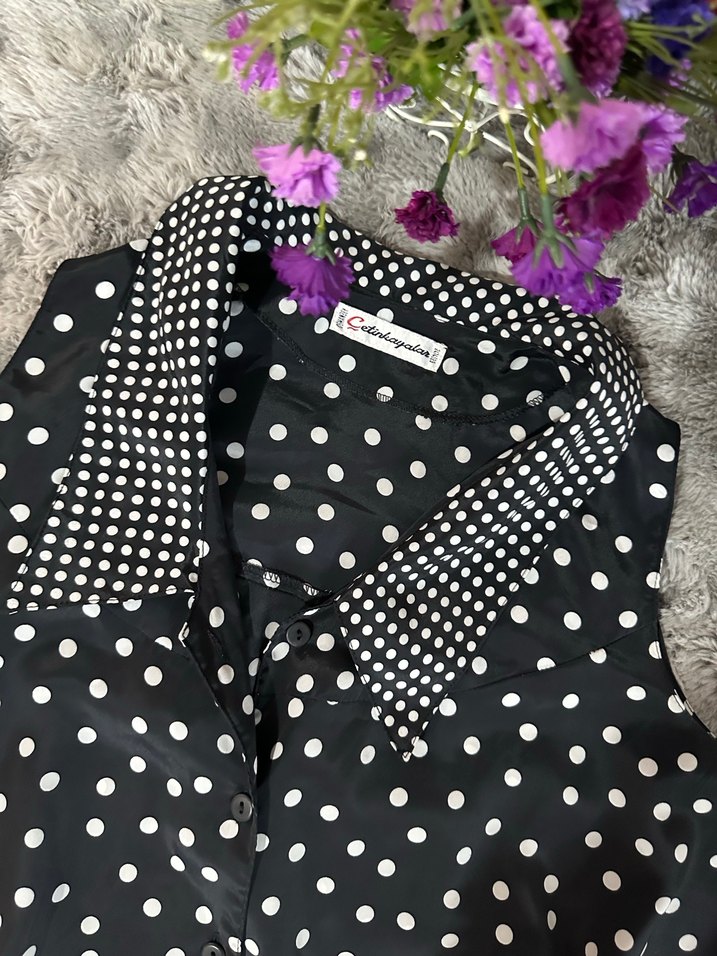 Puantiye Desenli Siyah Kolsuz Bluz - Görsel 2