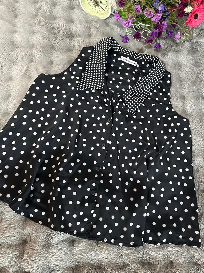 Puantiye Desenli Siyah Kolsuz Bluz - Görsel 3