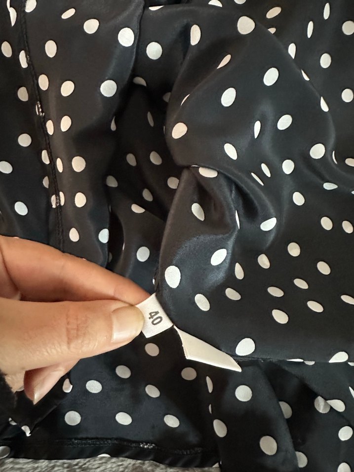 Puantiye Desenli Siyah Kolsuz Bluz - Görsel 4