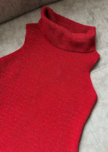 Kırmızı Parlak Balıkçı Yaka Kolsuz Triko - Görsel 3