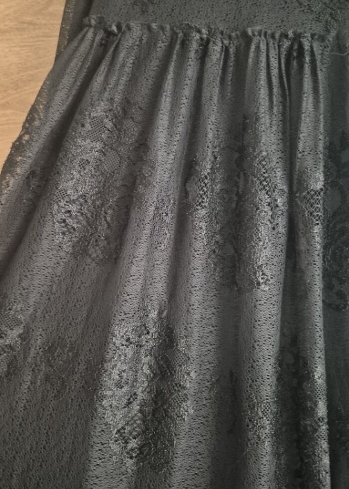 Siyah uzun elbise az severek giyildi - Görsel 3