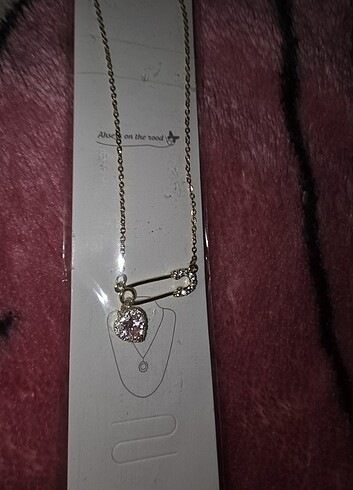 Ataç şeklinde kalpli gold kolye 