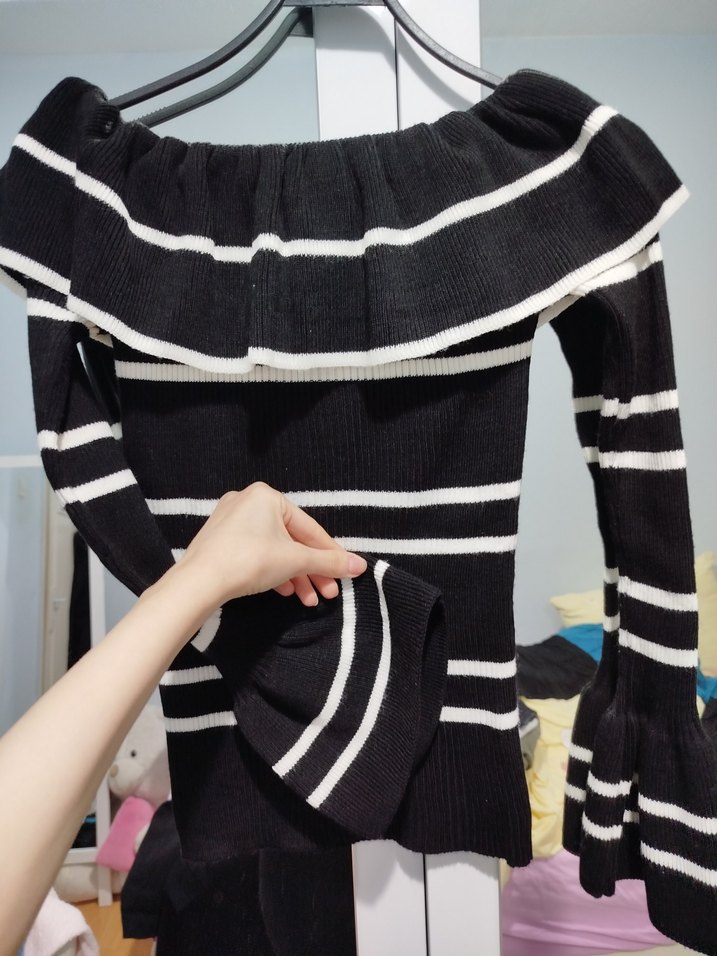 Uzun Kollu Fırfırlı Siyah Çizgili Triko - Görsel 3