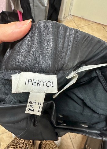 34 Beden Düğmeli Siyah Deri