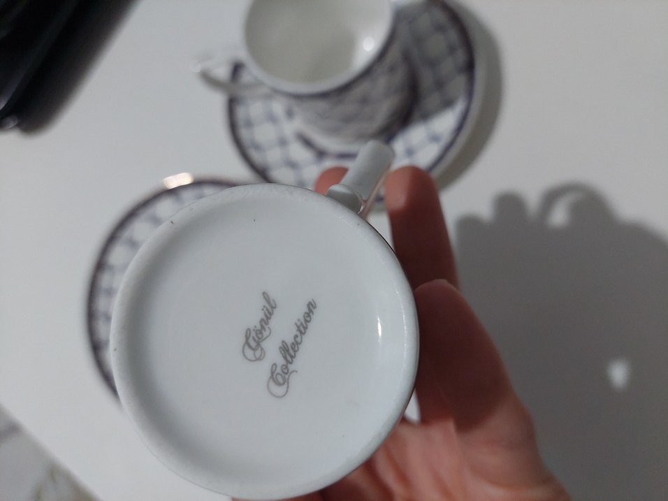 Koyu Desenli Beyaz Porselen Fincan ve Tabak Seti - Görsel 3