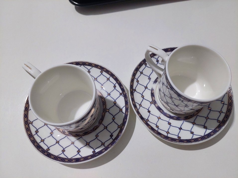 Koyu Desenli Beyaz Porselen Fincan ve Tabak Seti - Görsel 2