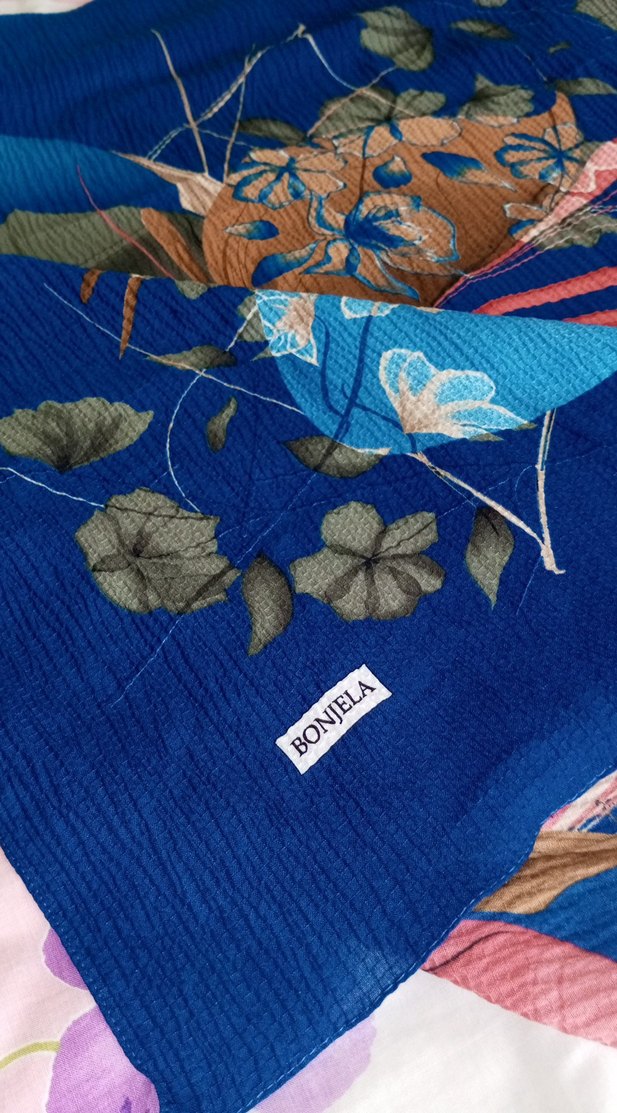 Bohem Tarzda Mavi Desenli Uzun Kadın Başörtüsü - Görsel 3