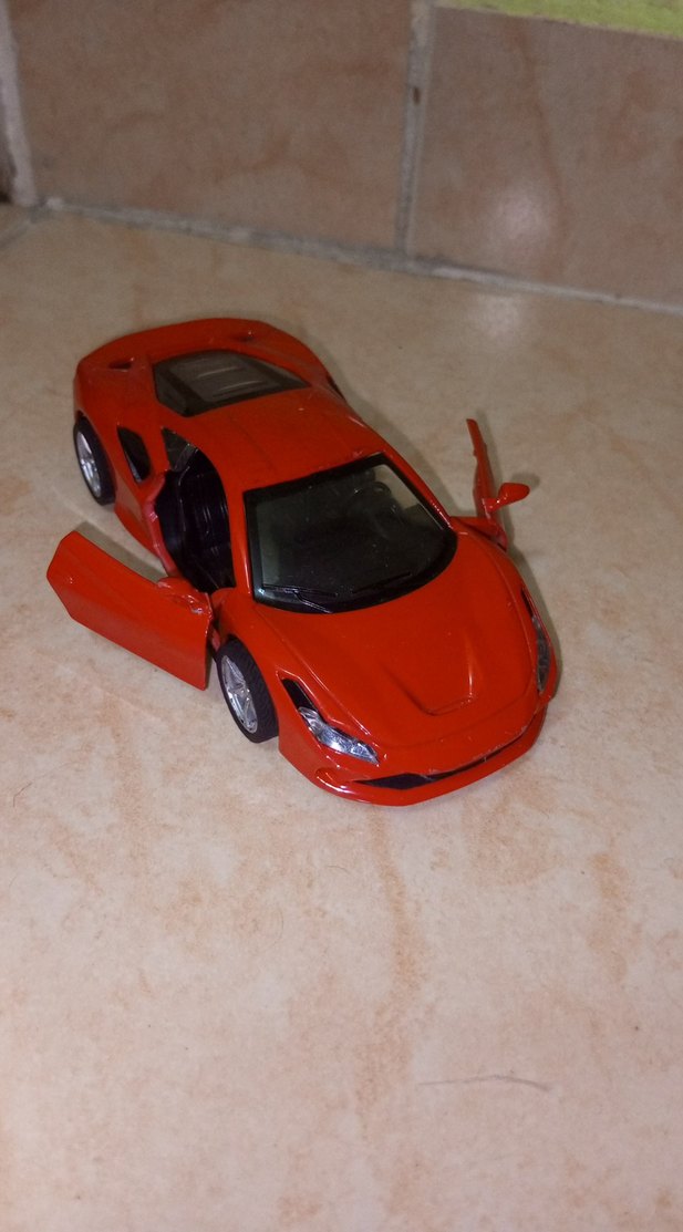 Parlak Kırmızı Oyuncak Araba - Görsel 2