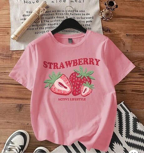 Strawberry baskılı tişört