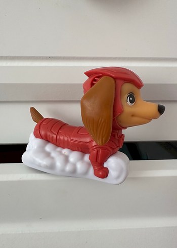 Kırmızı Parlak Kıyafetli Köpek Figürü