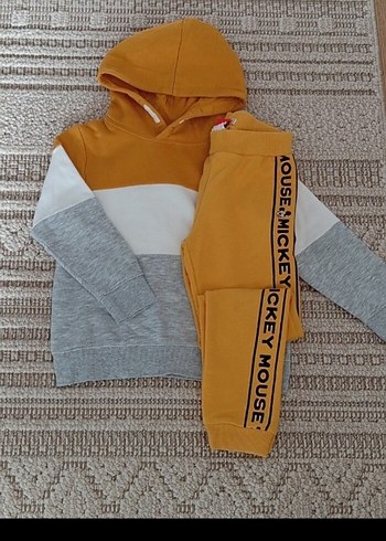 Kapüşonlu Sweatshirt ve Baskılı Eşofman