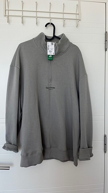 DEFACTO ETİKETLİ OVERSİZE SWEATSHİRT