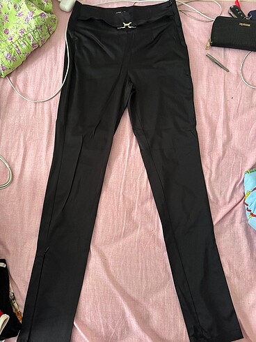 zara saten pantolon kemer detayli