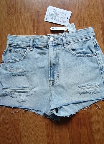 36 Beden siyah Renk PULL&BEAR ETİKETLİ MOM FIT ŞORT (SIYAH)