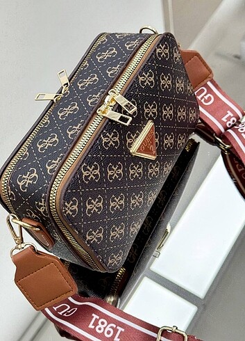 Guess GUESS-ÇAPRAZ ASKILI-DİĞER RENKLER İÇİN SOLA KAYDIRINIZ