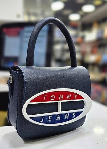 TOMMY HILFIGER-DİĞER RENKLER İÇİN SOLA KAYDIRINIZ.STOK SORUNUZ