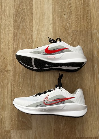 43 Beden Beyaz Nike Koşu Ayakkabısı Siyah Bağcıklı