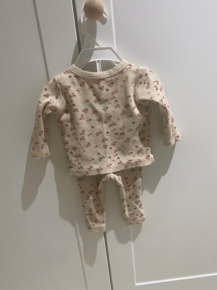 Uzun Kollu Bej Çiçekli Bebek Kız Takımı - Görsel 2