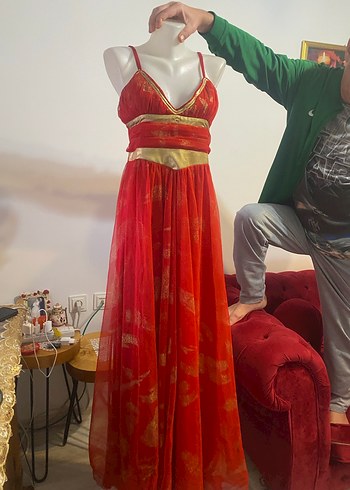 Kırmızı  ince askılı Uzun Hint Desenli abiye - Görsel 3