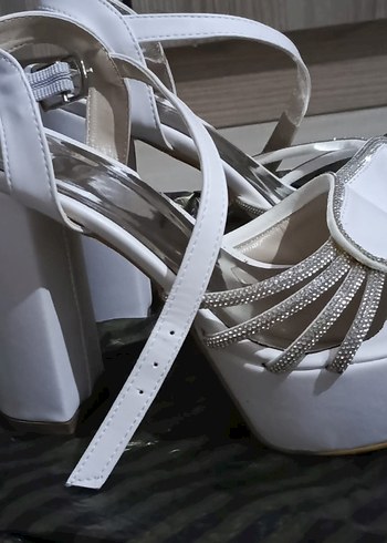 Beyaz Tokalı Yüksek Topuklu Abiye Ayakkabı - Görsel 2