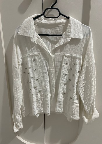 Düğmeli Beyaz Keten Nakışlı Kadın Gömlek - Görsel 3