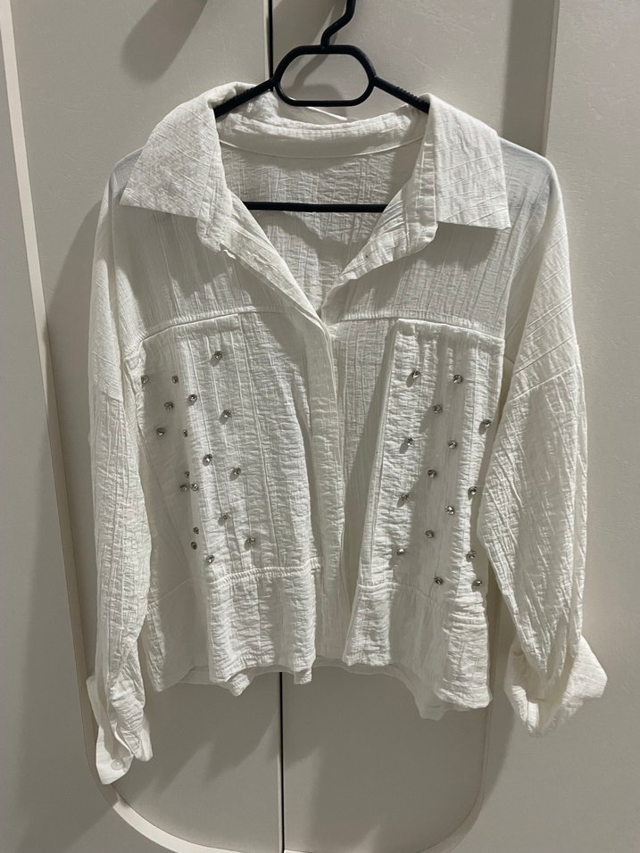 Düğmeli Beyaz Keten Nakışlı Kadın Gömlek - Görsel 3