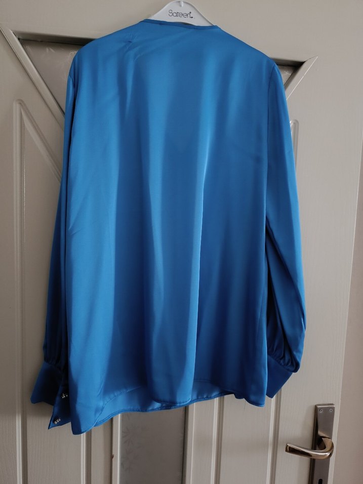 Mavi V Yaka Düğmeli Kadın Gömlek - Görsel 3