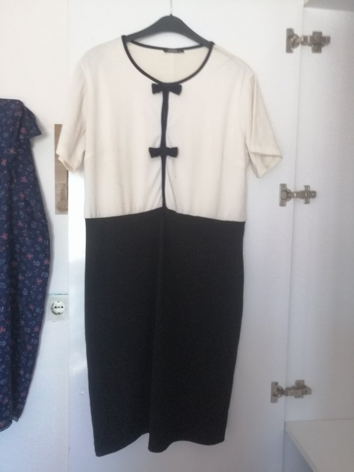 Kemer Detaylı Siyah Beyaz Midi Elbise - Görsel 3