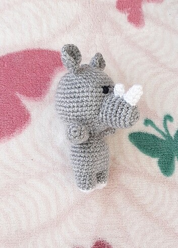 Amigurumi oyuncak bebek gergedan