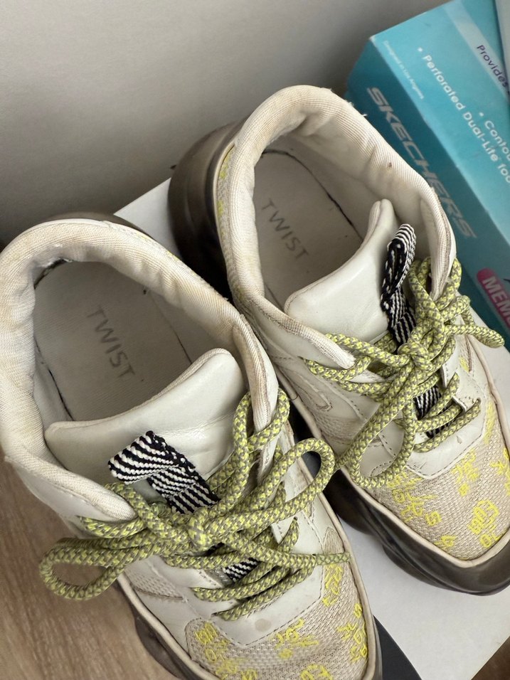 Sarı Yılan Desenli Bağcıklı Kadın Spor Ayakkabı - Görsel 3