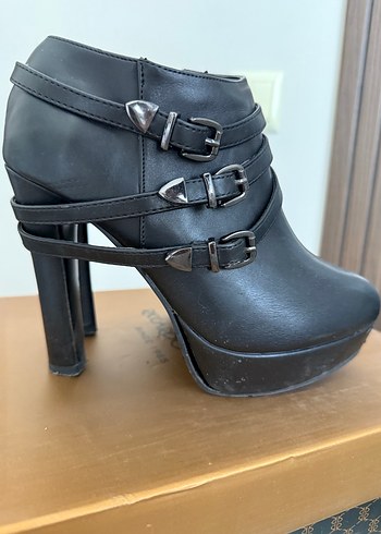 Siyah Deri Platform Topuklu Kemerli Kadın Bootie bot - Görsel 5