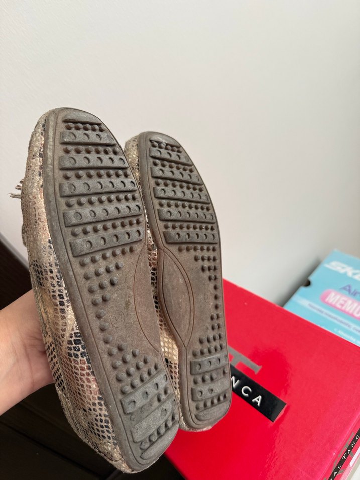 Kahverengi Gri Yılan Desenli Deri Püsküllü Dolgu Topuk - Görsel 5