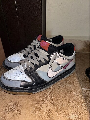 Nike ayakkaboyı kız kullanımıştır