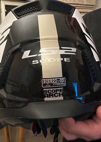 Beyaz Siyah Baskılı Tokalı Motosiklet Kaskı - Görsel 7