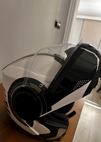 Beyaz Siyah Baskılı Tokalı Motosiklet Kaskı - Görsel 3