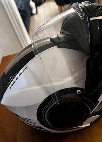 Beyaz Siyah Baskılı Tokalı Motosiklet Kaskı - Görsel 5