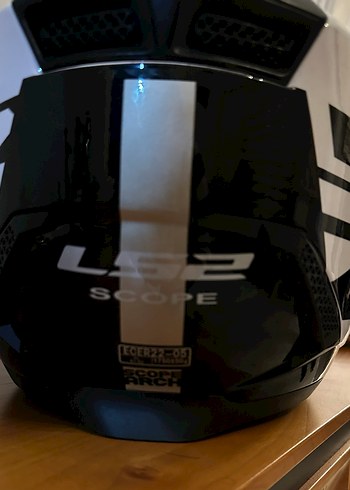 Beyaz Siyah Baskılı Tokalı Motosiklet Kaskı - Görsel 8