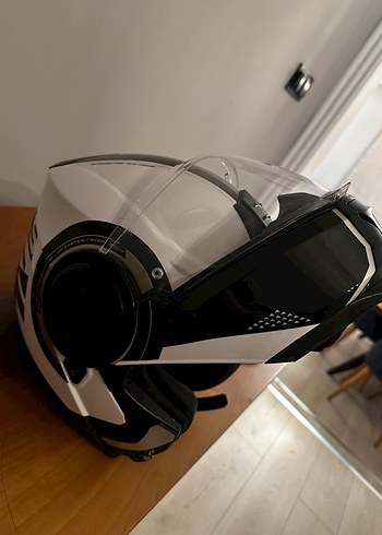 Beyaz Siyah Baskılı Tokalı Motosiklet Kaskı - Görsel 2